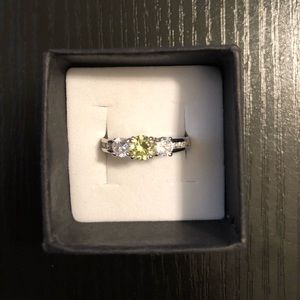 Three stone green center stone fashion ring